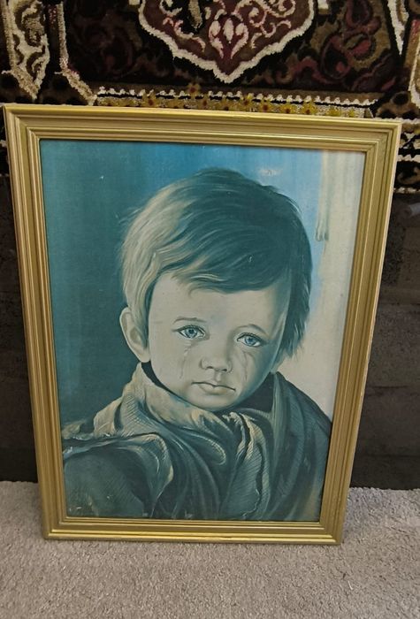 Quadro muito antigo, "Menino da lágrima" com moldura em madeira dourad