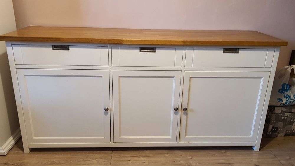 Biała komoda w stylu prowansalskim