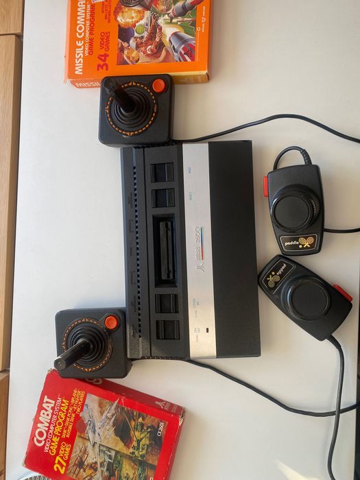 Atari 2600 Jr. z akcesoriami