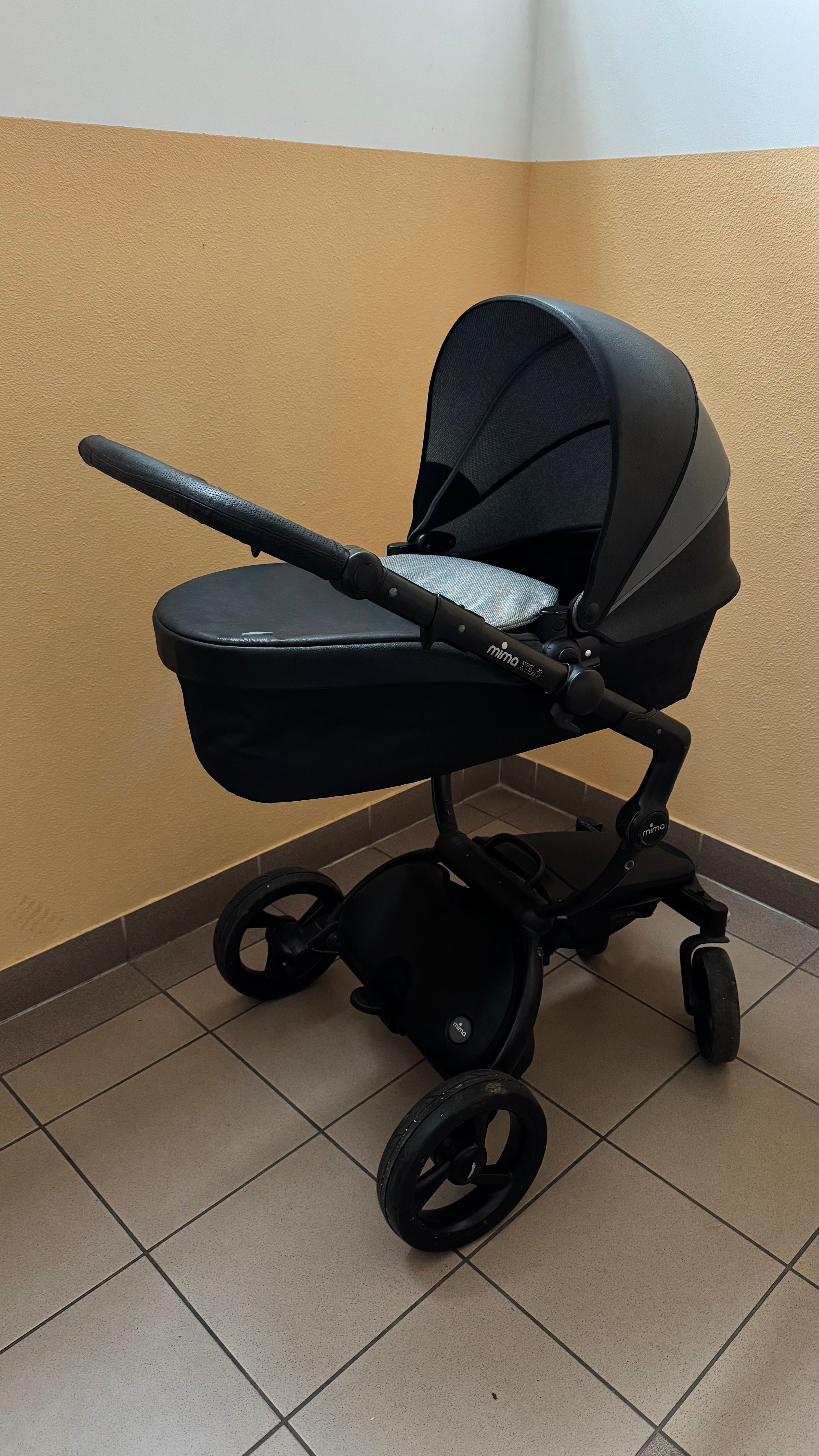 wózek gondola Mima Xari + fotelik samochodowy BeSafe z bazą Isofix