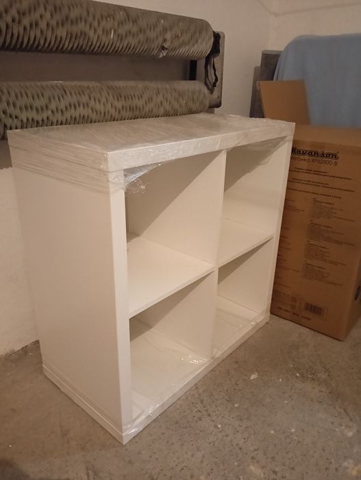 Biały regał 4 okienka