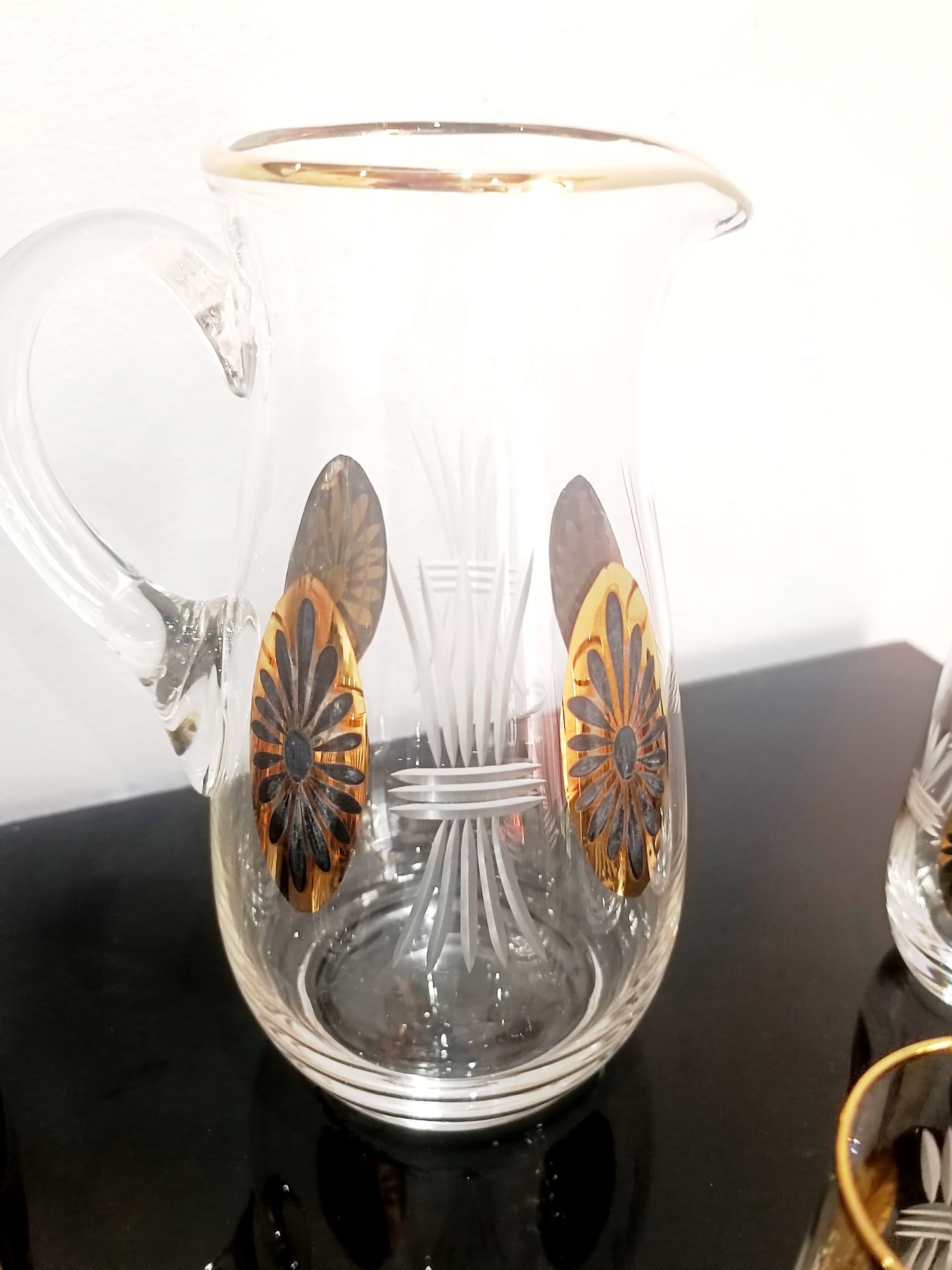 Conjunto de jarro e copos.