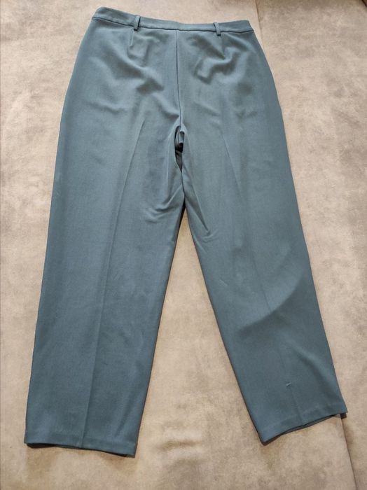 Стильні жіночі брюки класичні