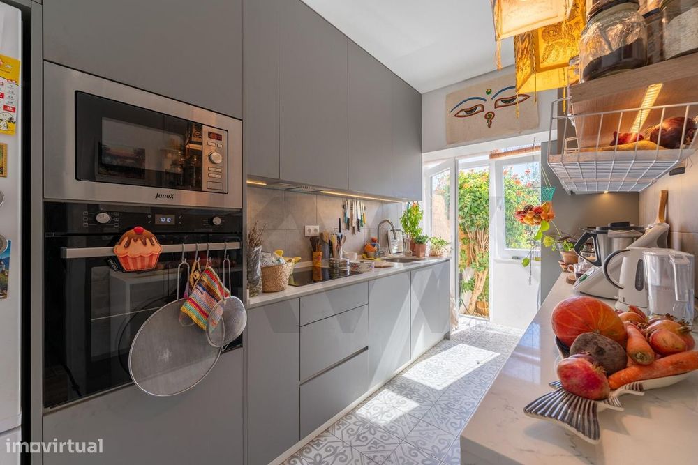 Apartamento T2 Remodelado com Terraço Privativo | Pragal, Almada