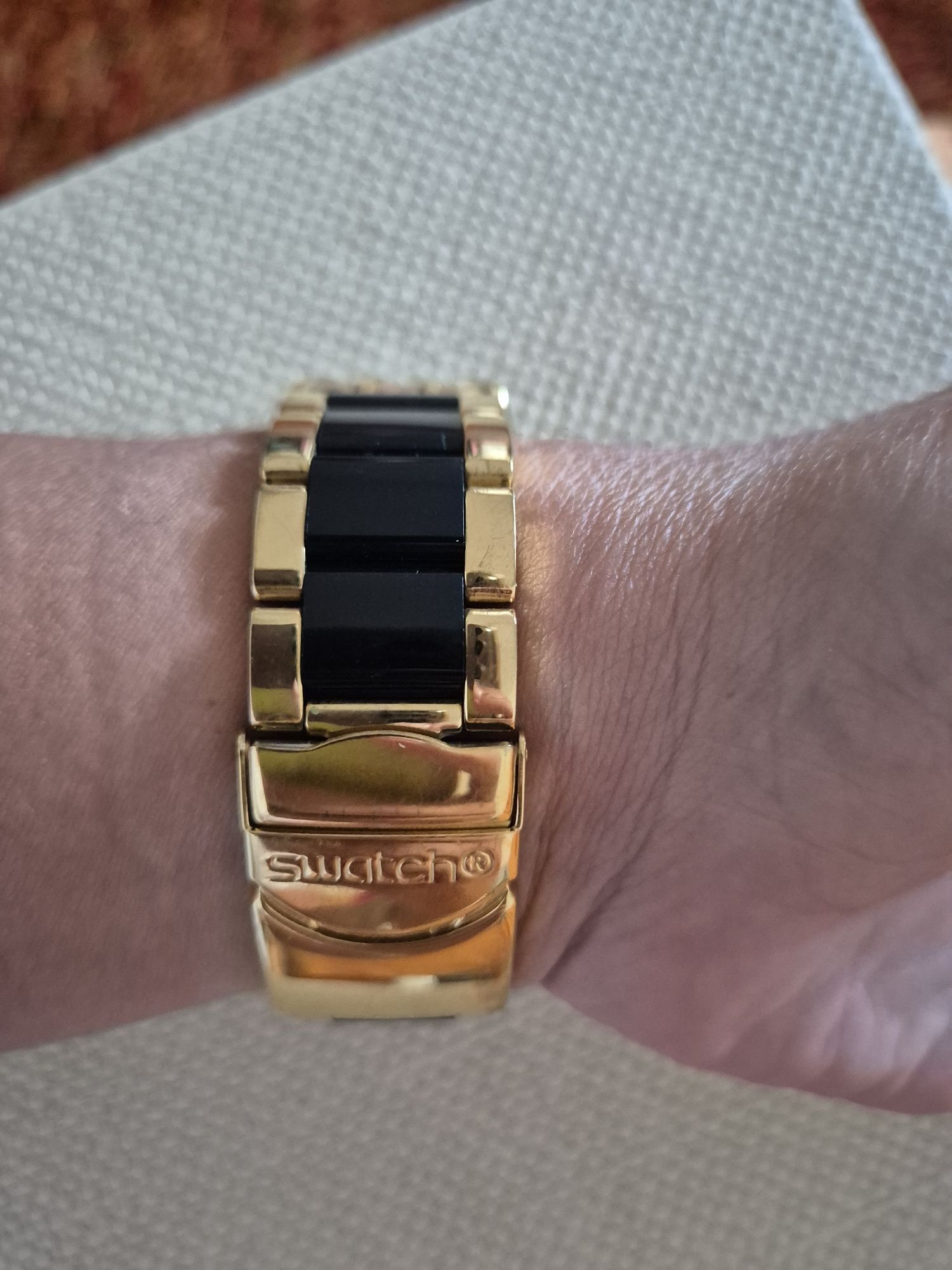 Relógio Swatch dourado e preto
