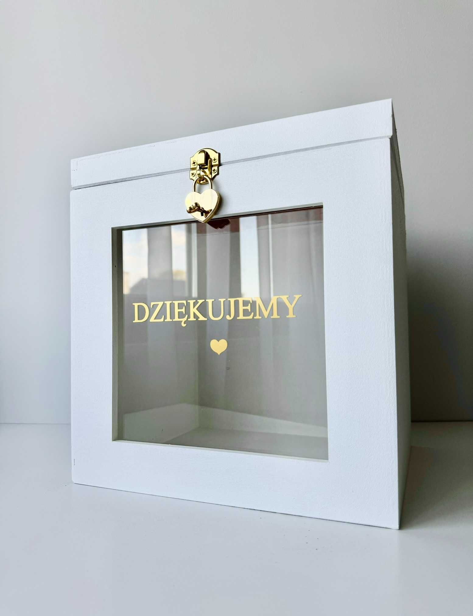 Duże białe pudełko na koperty zamykane na kluczyk pleksi złoty napis