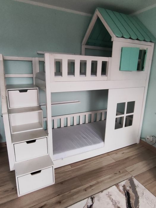 Łóżko piętrowe domek ze schodkami