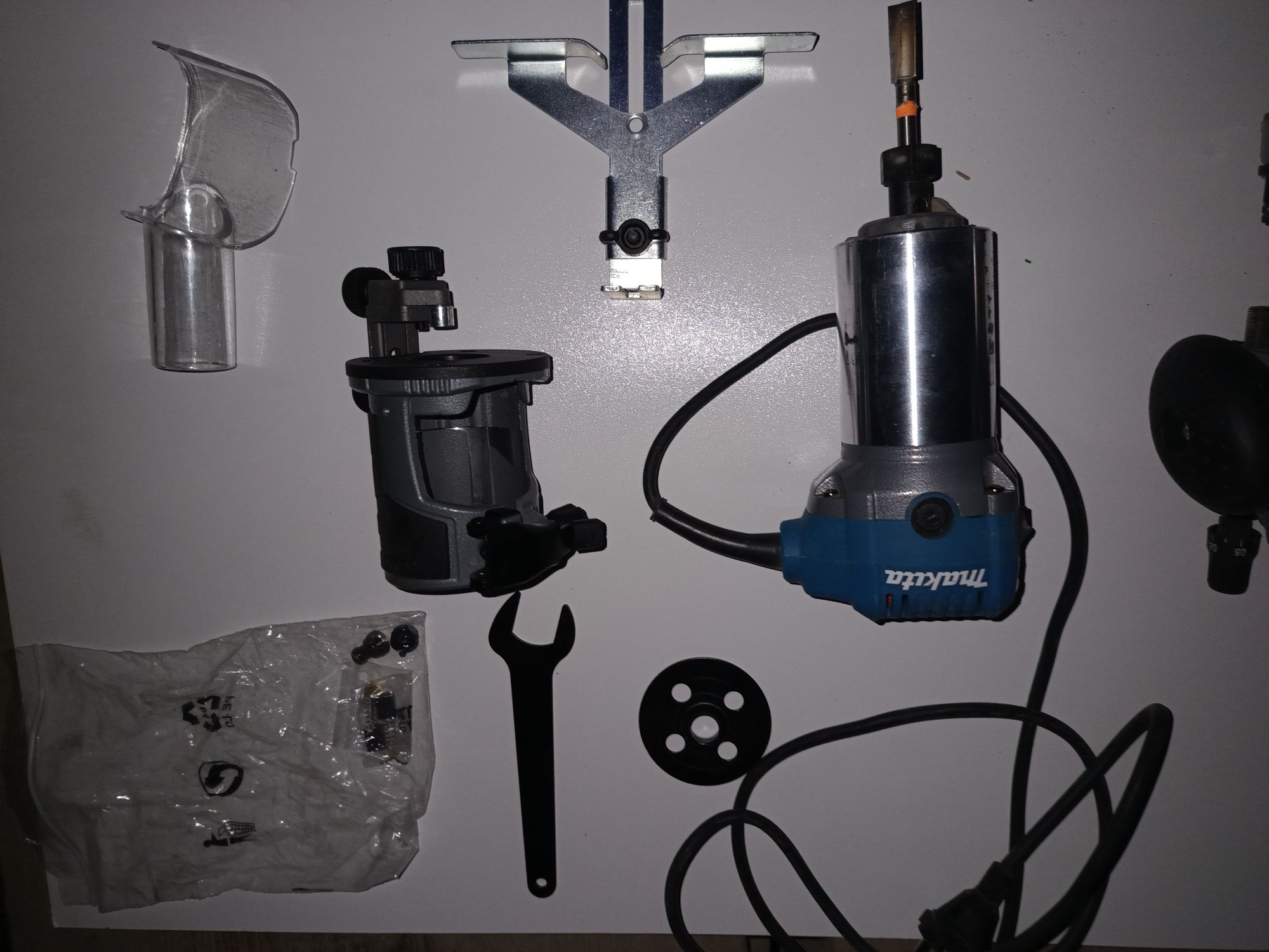 Фрезер Makita RT0700C