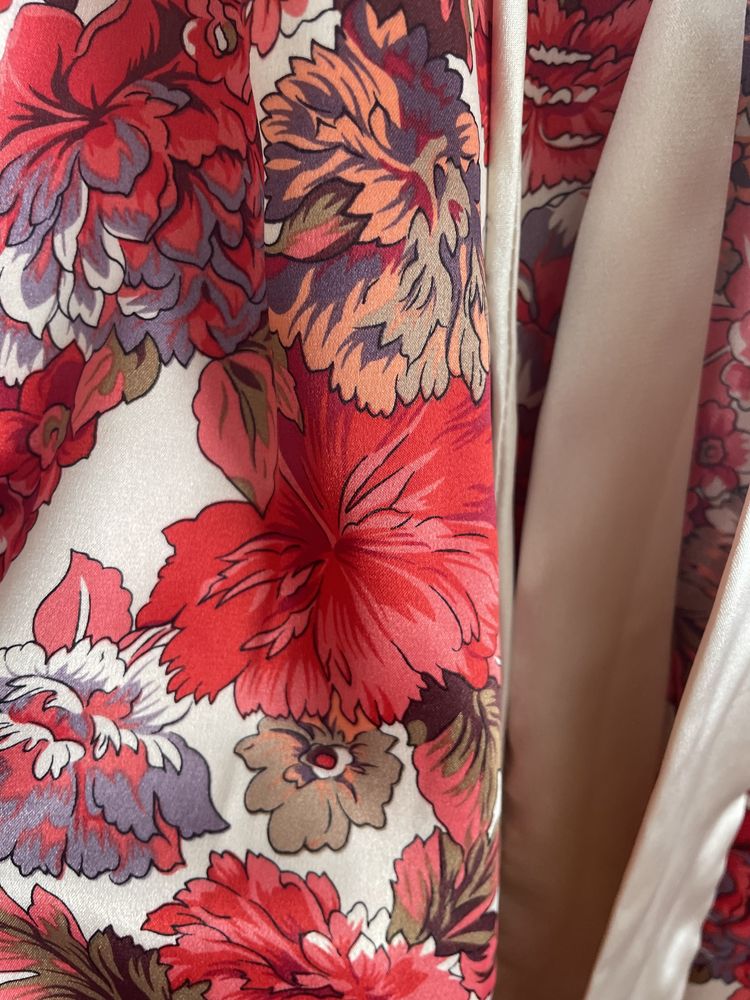 Vestido em seda e cetim, motivos Flores