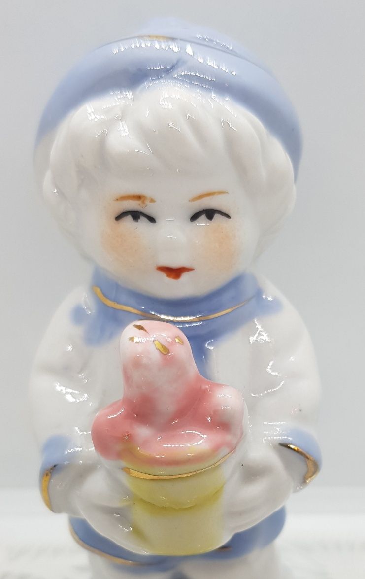 Chłopiec chłopczyk porcelanowa unikatowa figurka pastelowe kolory