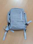 Mochila cinzenta, tamanho de bagagem de mão.