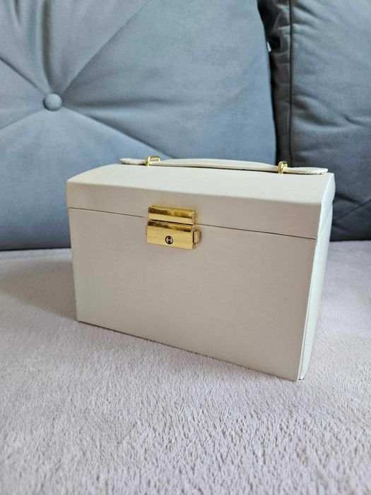 Kuferek na biżuterię organizer szkatułka na kolczyki jasny biżuteria