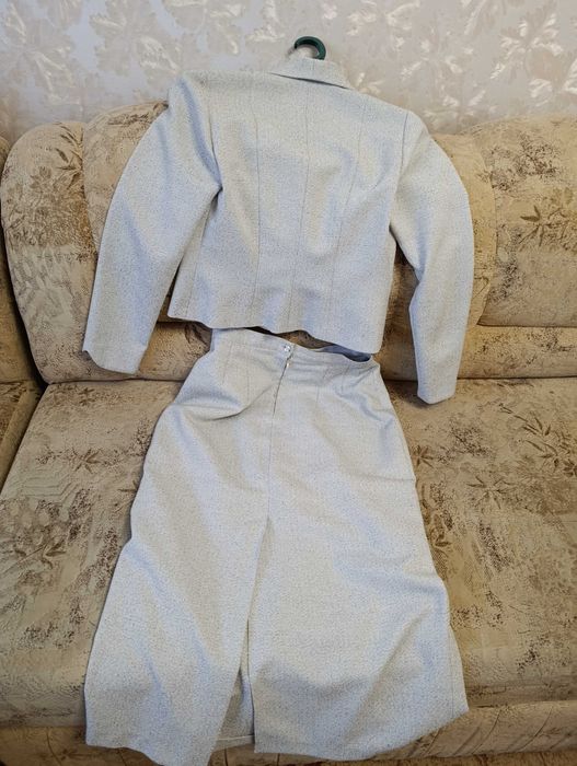 Костюм жіночий світлий