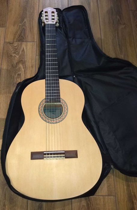 Оренда класичної гітари Yamaha C40M з чохлом ROCKBAG