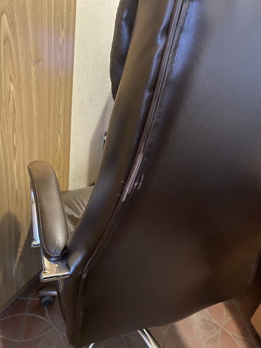 Продам офісне крісло шкіряне