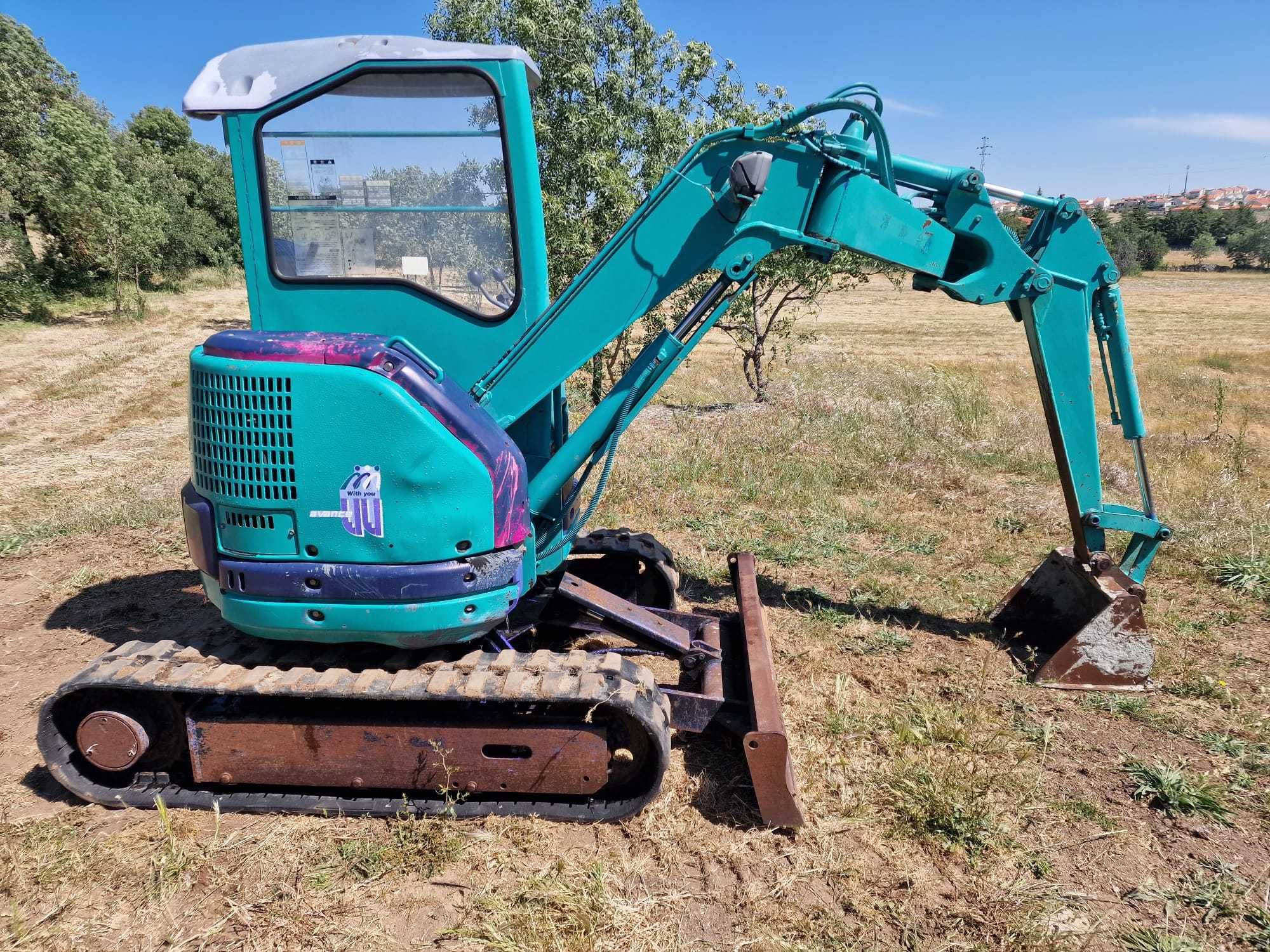 Giratória / Escavadora Komatsu PC12UU-2E - Braço articulado - 2 Ton.