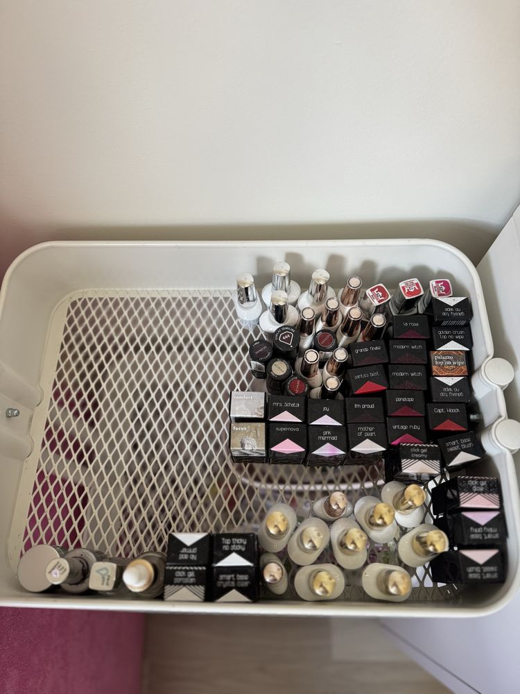 Zestaw stolik lampy fotel kosmetyczny manicure żele hybrydy paznokcie