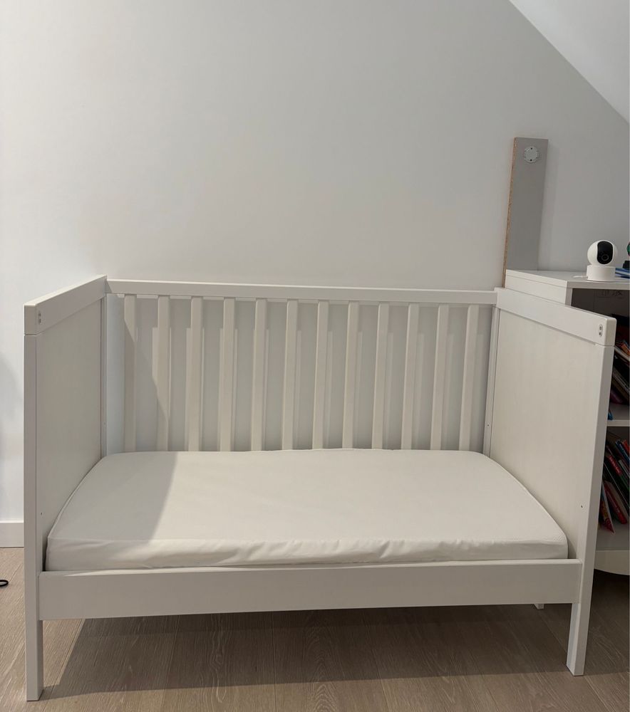 Łóżeczko niemowlęce IKEA Sundvik z materacem, stan idealny, białe