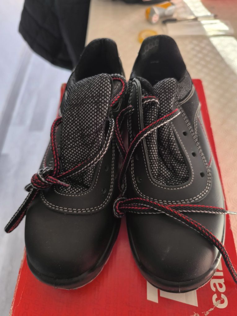 Sapatos de trabalho novos.