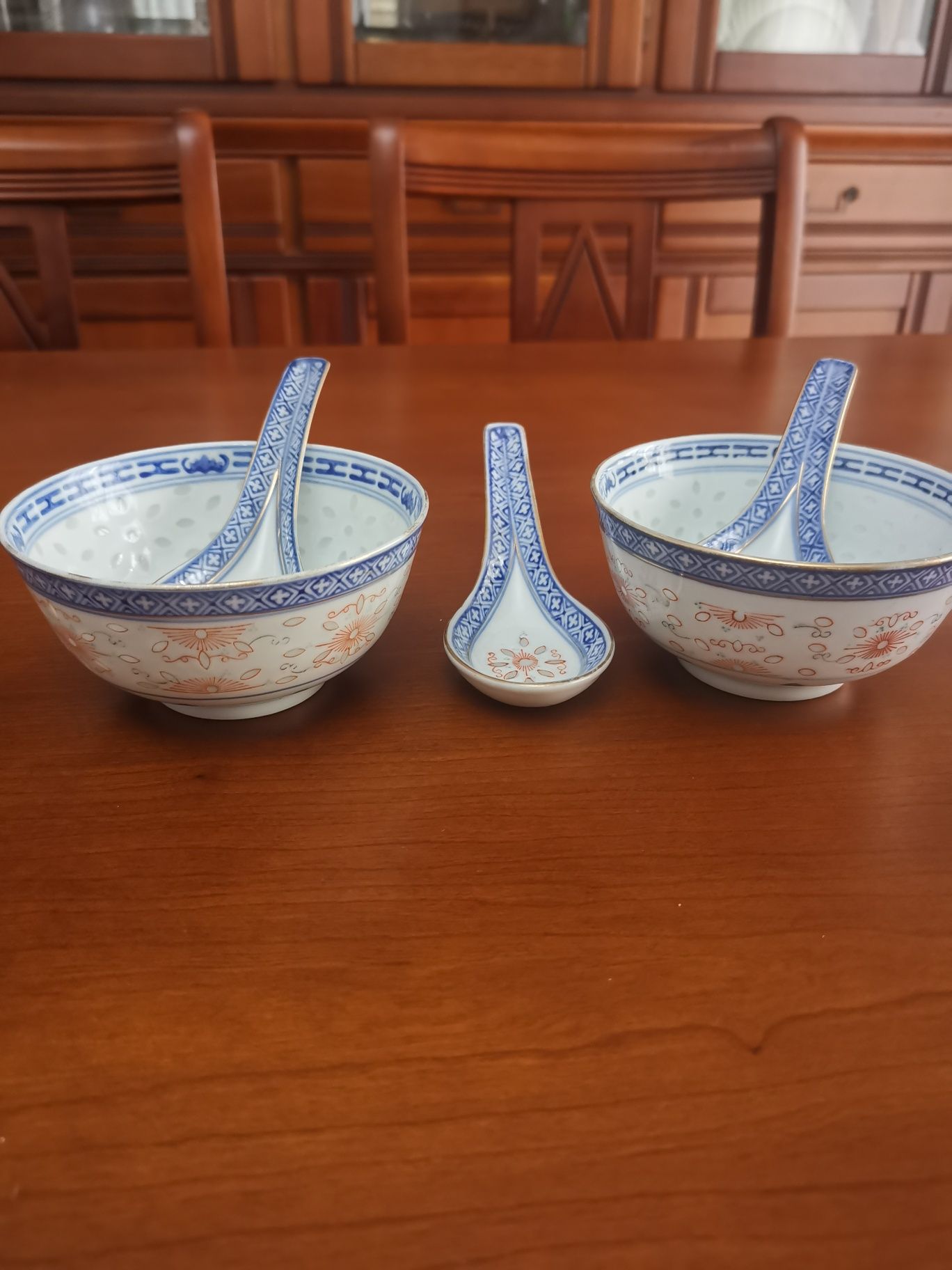 Duas tigelas e 3 colheres porcelana chinesa