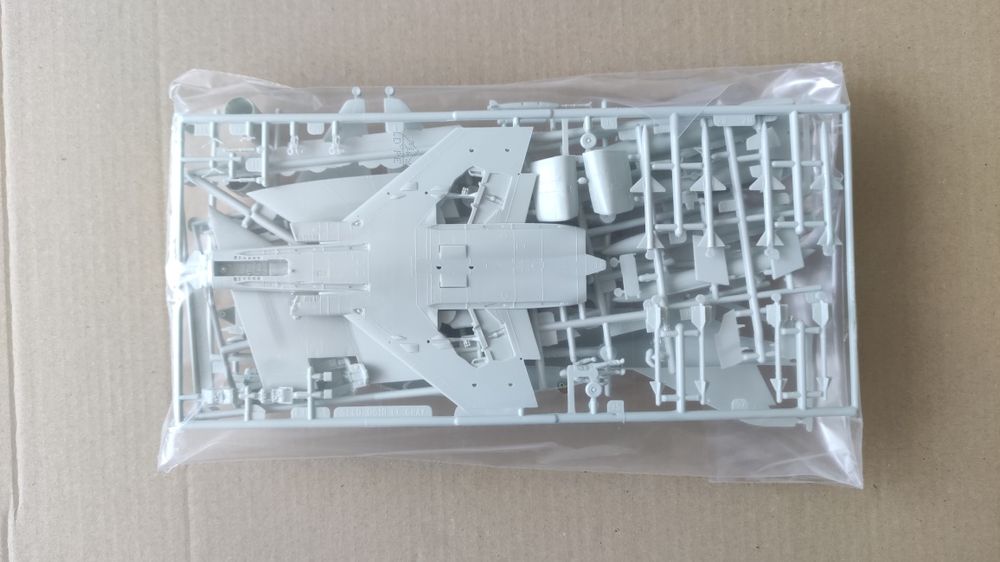Сборная модель самолета 1:72 F-4J Phantom II  Revell 03941