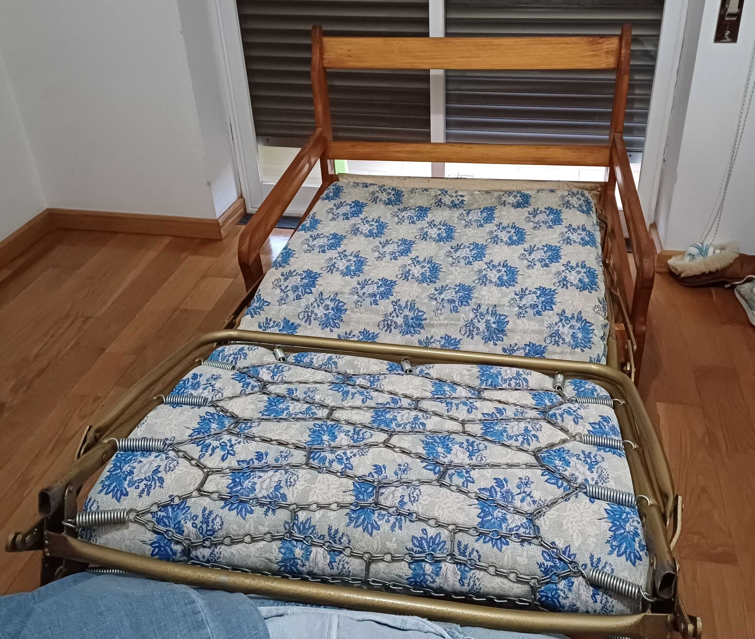 Sofá com pequena cama embutida