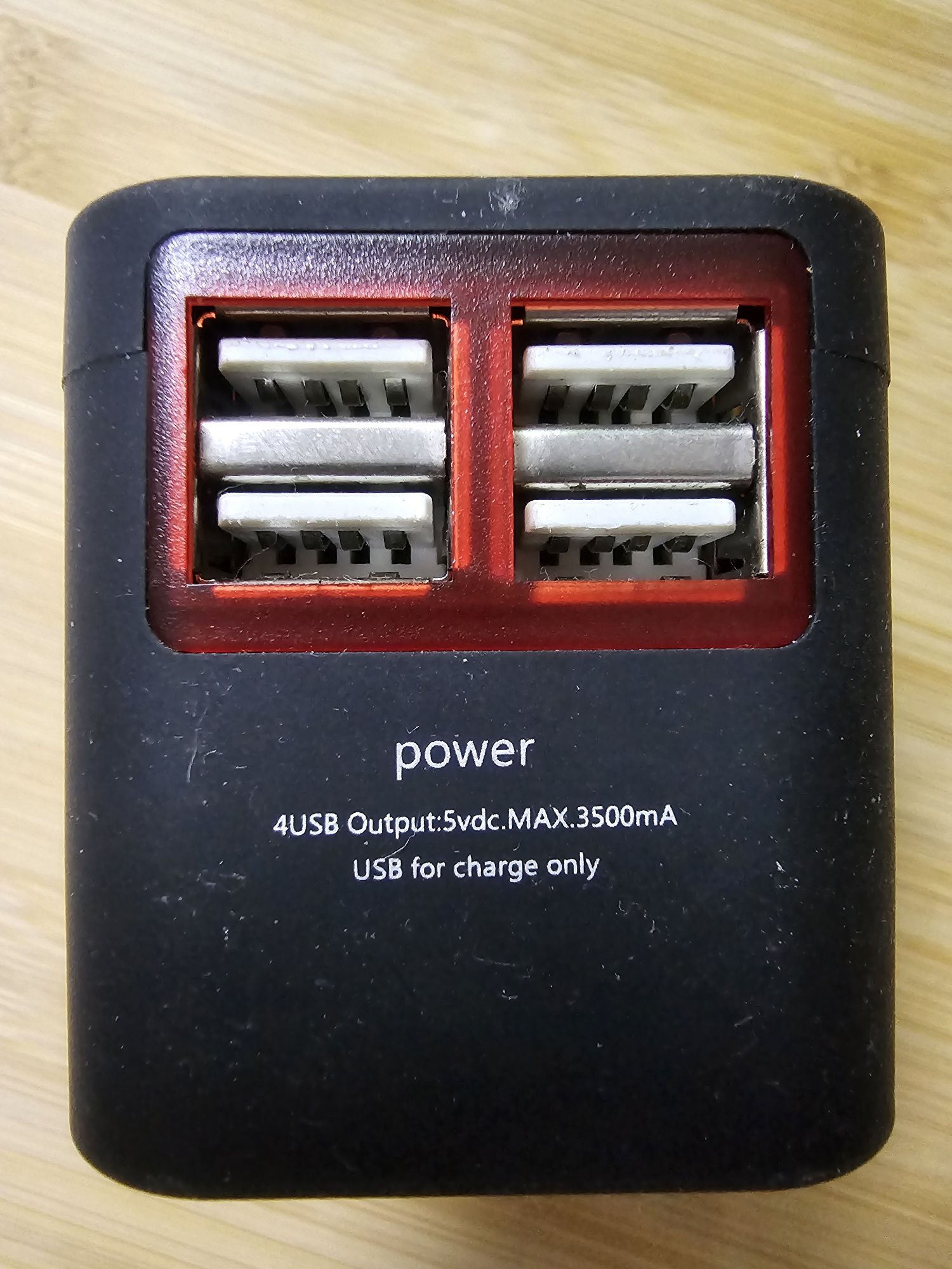 Tomada eléctrica universal com USB