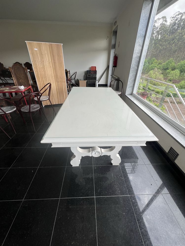 Mesa branca clássica com madeira branca e vidro