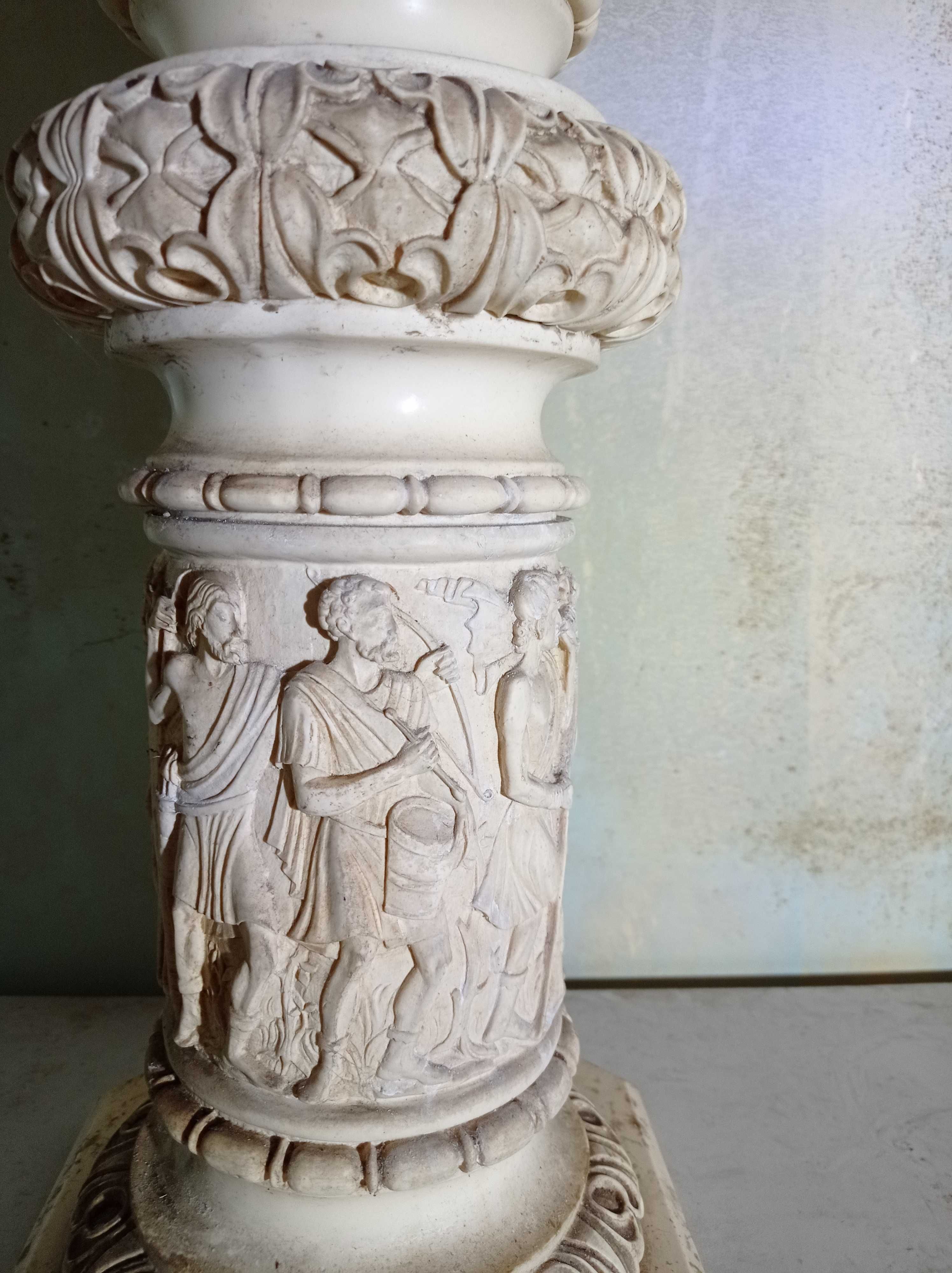 Coluna decorativa trabalhada em material idêntico a marfim