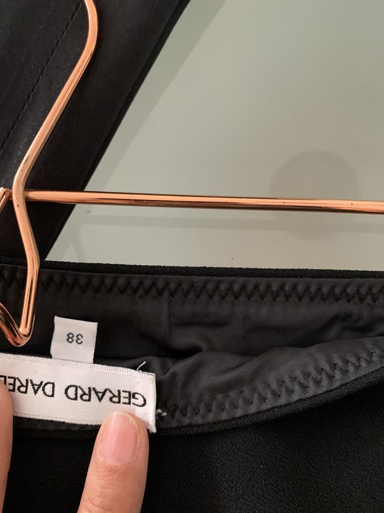 Saia Preta. Marca Gerard Darel