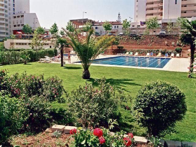 FÉRIAS Praia da Rocha - T0 com piscina, Ac, estacionamento e internet