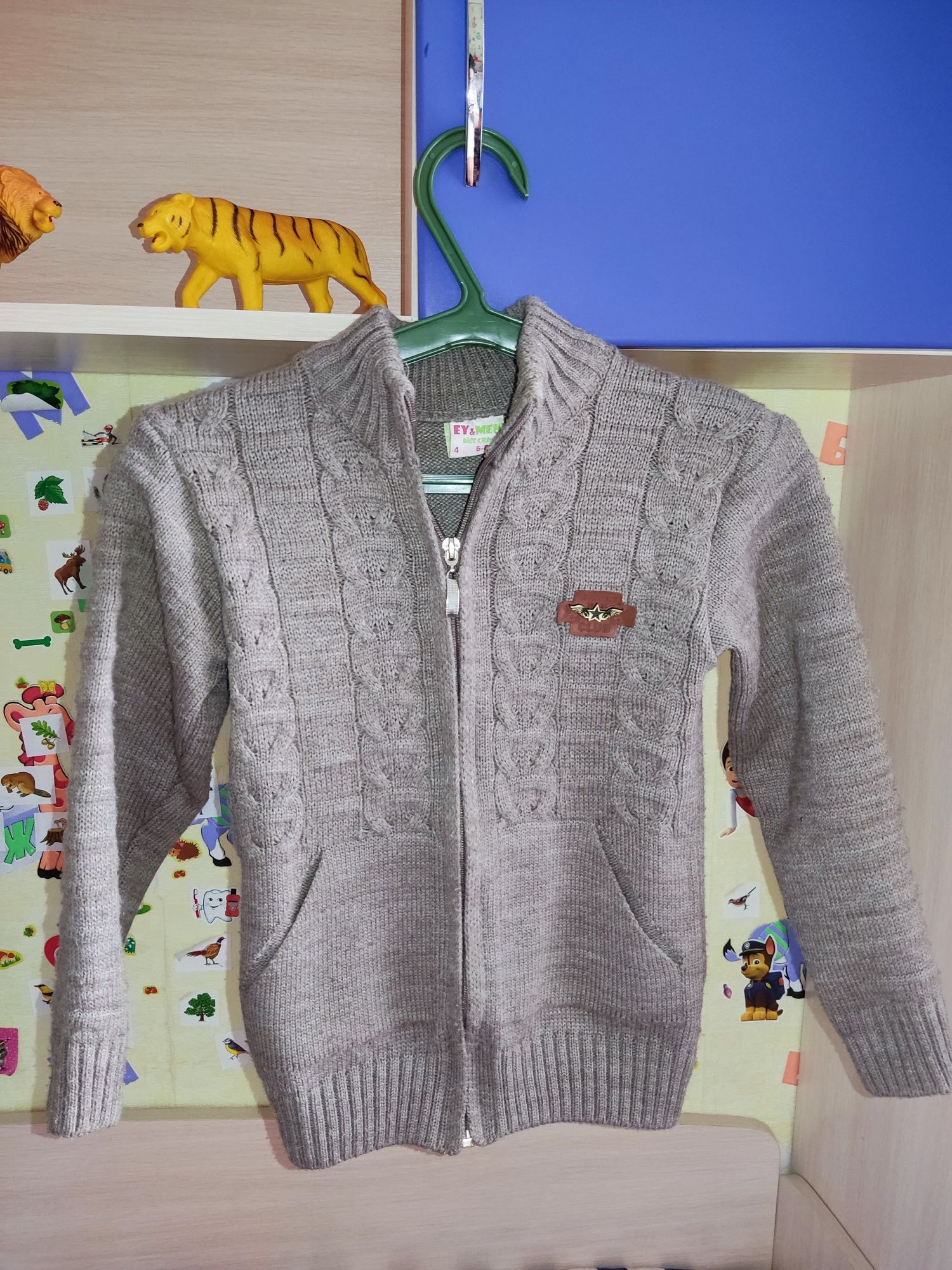 Школьная форма на мальчика 6-7лет,свитер 7-8 лет,кофты