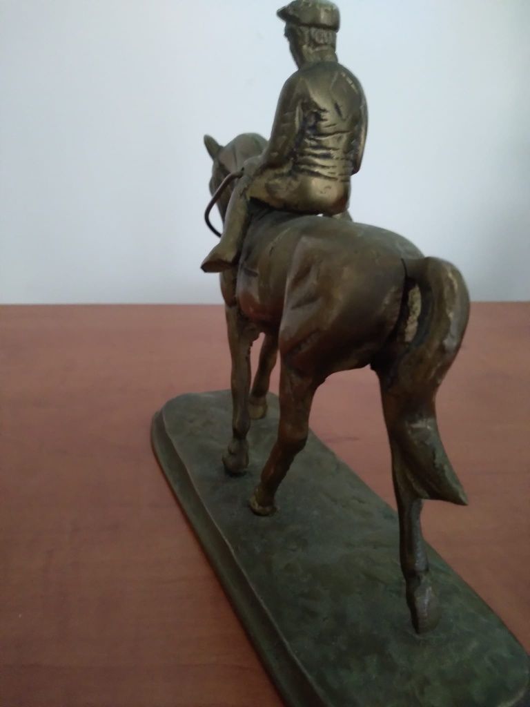 Stara figurka jeźdzca ko koniu mosiądz