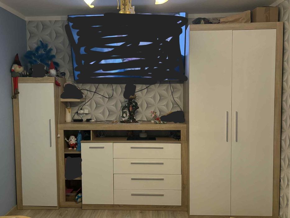 Zestaw mebli, komoda , jedna podwójna szafa a druga z półeczkami