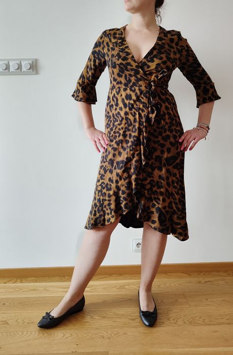 Sukienka asymetryczna w panterkę regulowana do figury
