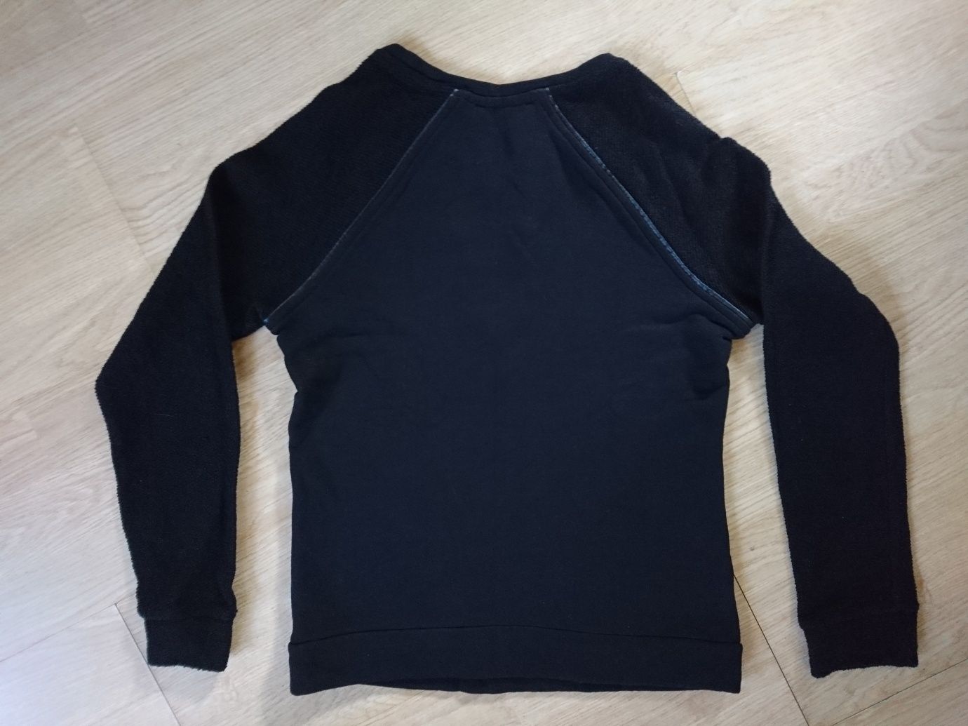 Czarna bluza z długim rękawem i ozdobnymi kamykami Bershka S 36