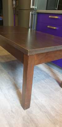 Drewniany stół do salonu