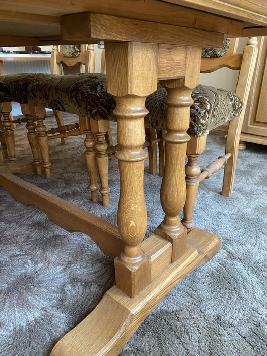 Zestaw mebli stołowych