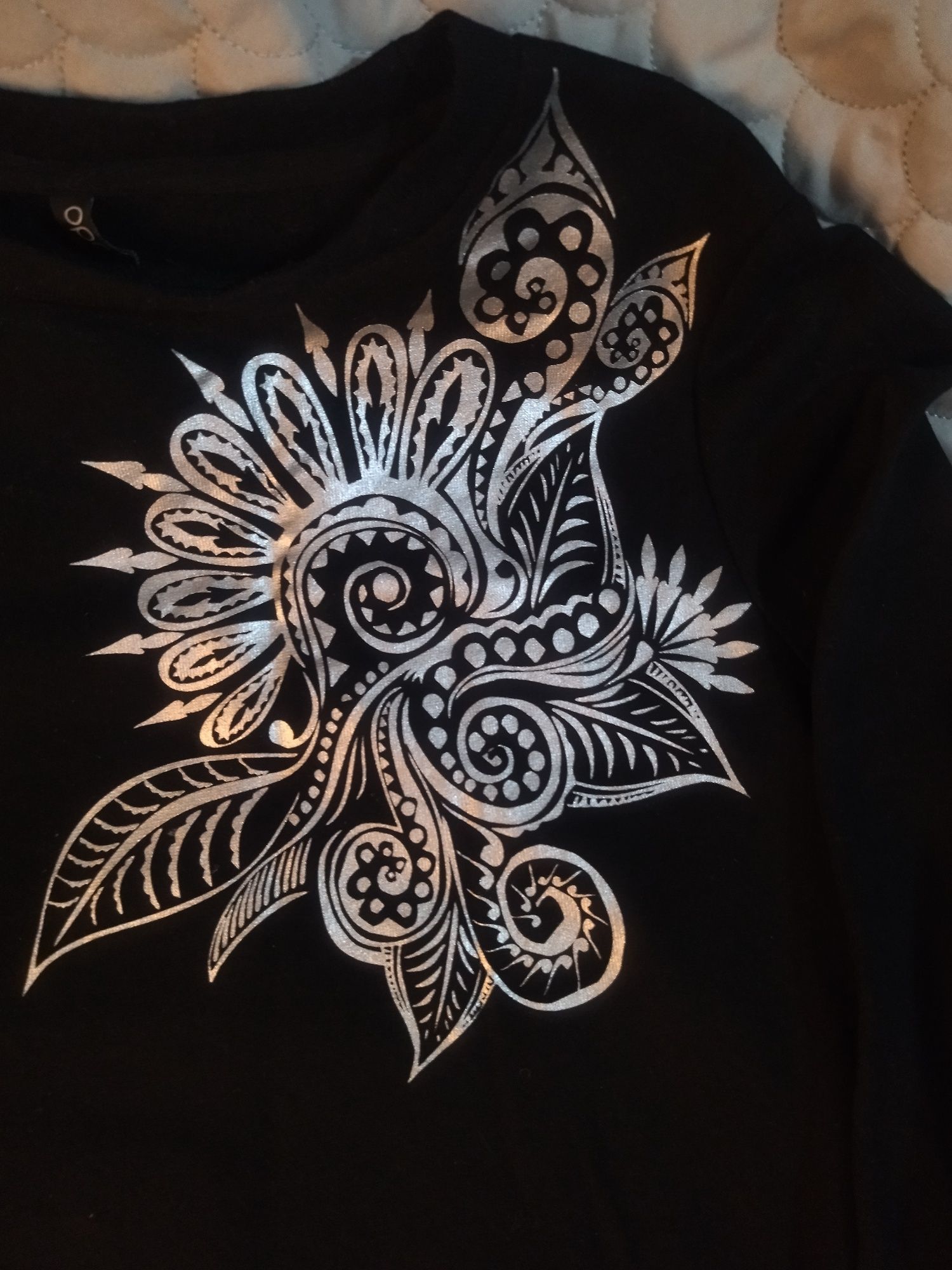 Bluza dresowa że srebrną aplikacją