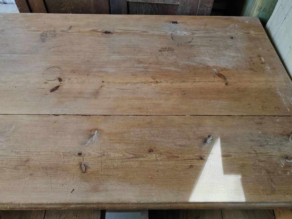 Stary drewniany stół wiejski