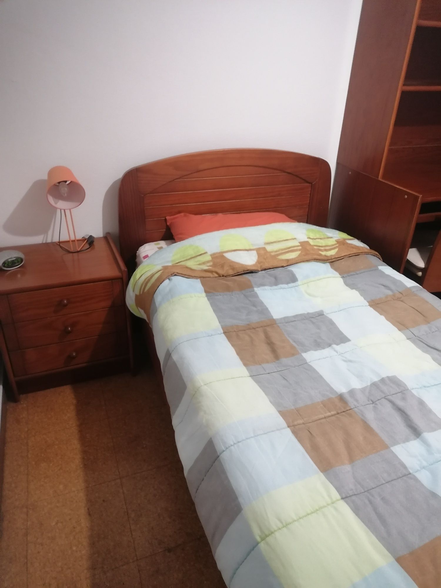 Vendo cama de solteiro e secretária completa