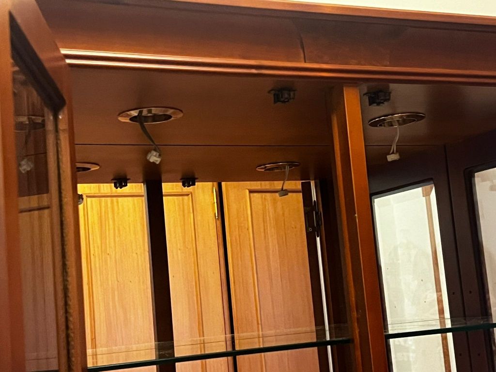 Vendo vitrine com algumas marcas de uso