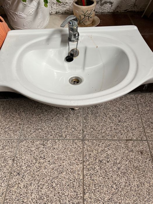 Lavatório de casa de banho usado