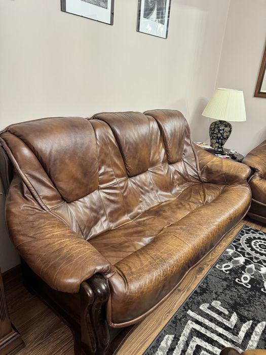 Zestaw wypoczynkowy skórzanych mebli na drewnianym stelarzu 3+2+1