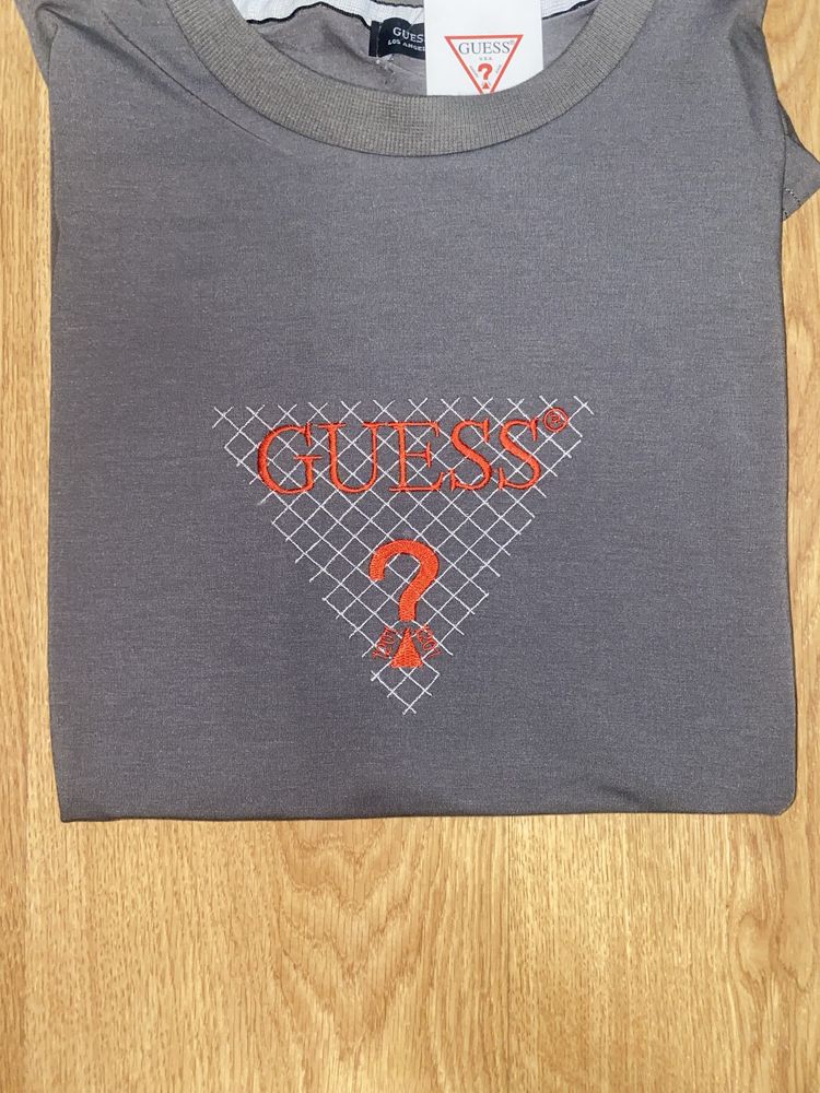 T-shirt GUESS cinzenta