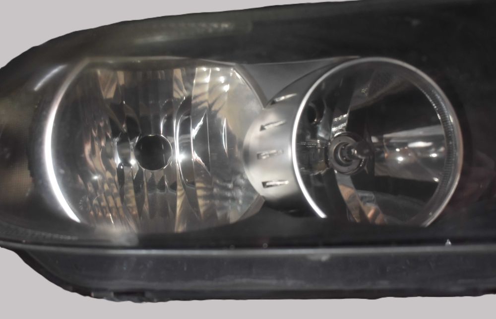 Farol direito Bmw E90/E91 com defeito