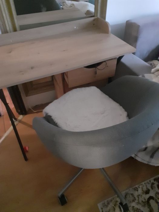 Biurko z krzesłem obrotowym