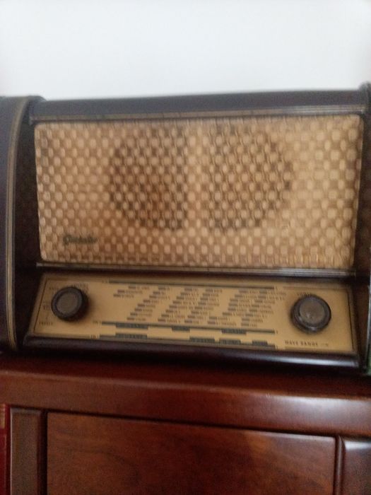 Radio antigo marca Gaiato para colecionadores e afixionados