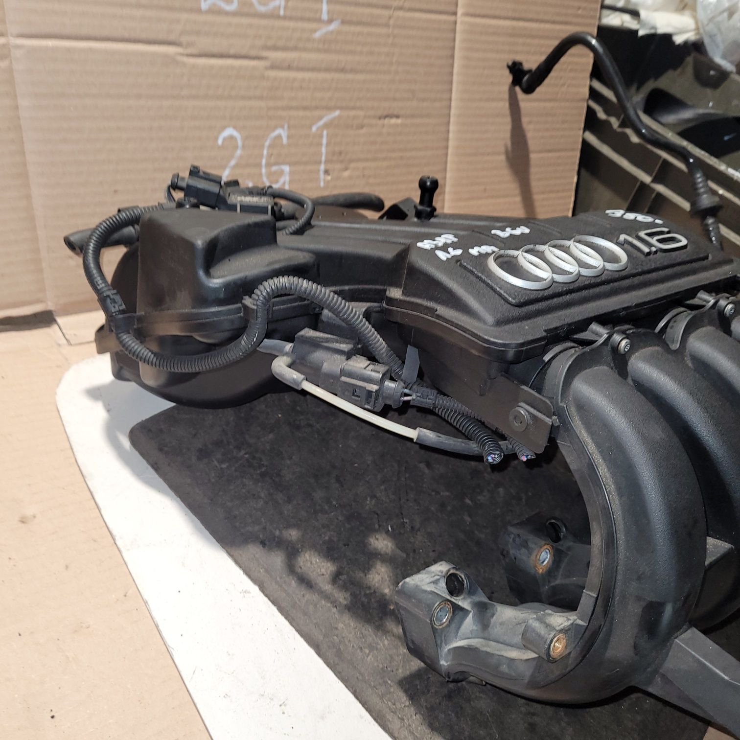 Kolektor ssący dolotowy audi a3 8p 1.6MPI benzyna 2004r BGU