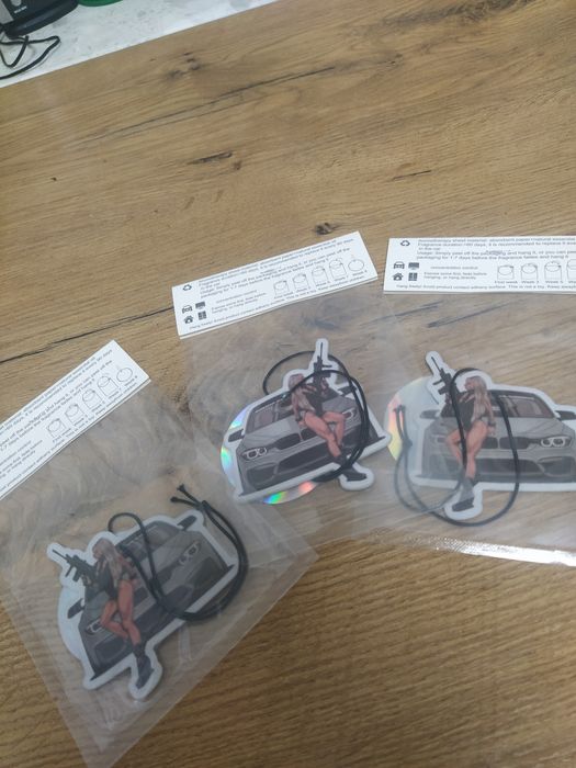 Zapachy z wizerunkiem dziewczyny przy BMW